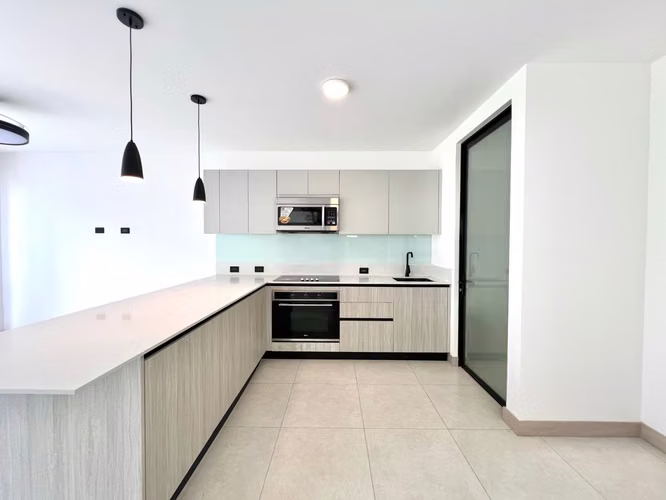  Alquiler de casa en Santa Ana - Lindora Village. 3 habitaciones. ¡Amenidades insuperables! 