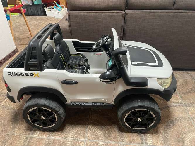 CARRO ELECTRICO Toyota Hilux Rugged X