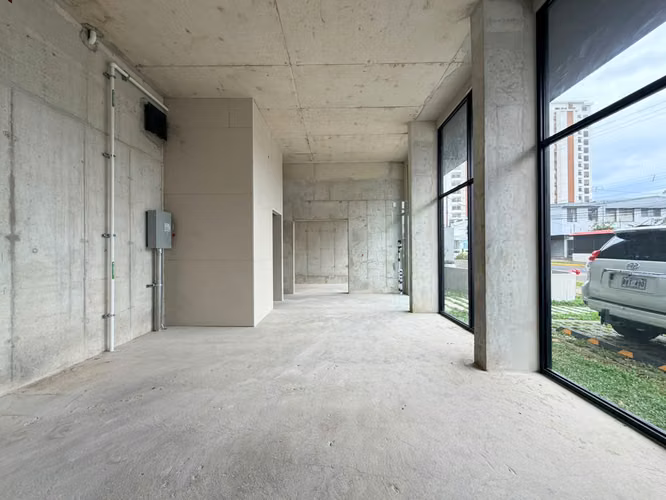  SE ALQUILA LOCAL COMERCIAL UBICADO EN TODO EL PRIMER PISO DE SKY GARDEN SABANA  - Imagen 3