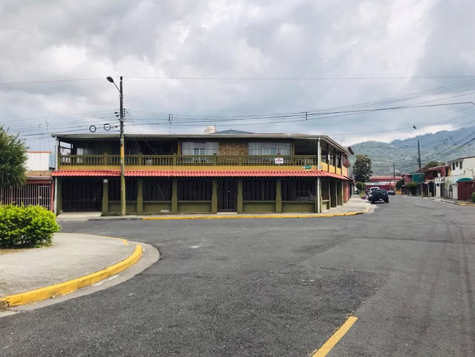 Venta de Propiedad Esquinera con 2 Apartamentos y Local Comercial – San Sebastián, cerca de Walmart - Imagen 2