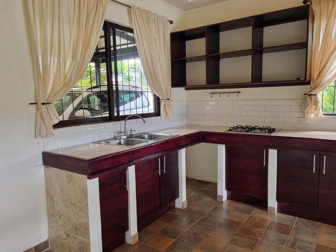 Alquiler casa amplia en Zona de Los Santos. Santa Marta, San Lorenzo de Tarrazú.