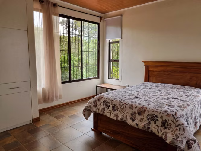 Alquiler casa amplia en Zona de Los Santos. Santa Marta, San Lorenzo de Tarrazú.