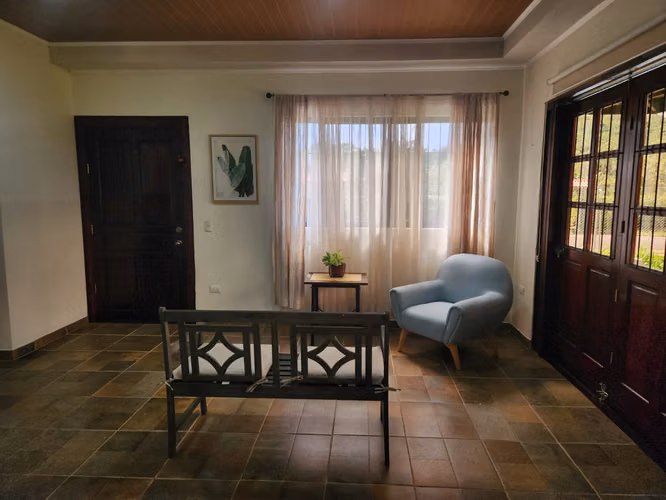 Alquiler casa amplia en Zona de Los Santos. Santa Marta, San Lorenzo de Tarrazú.