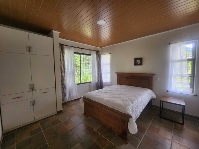 Alquiler casa amplia en Zona de Los Santos. Santa Marta, San Lorenzo de Tarrazú.