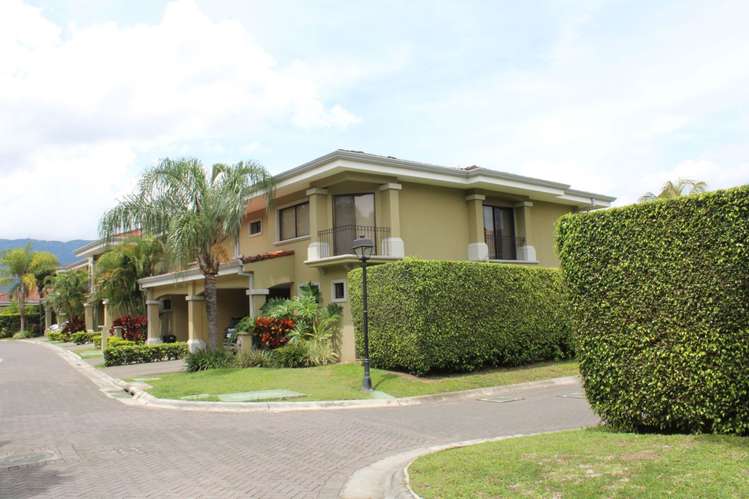 Casa en venta en Pozos | 381 m² lote | 3 habitaciones + jardín - Imagen 1
