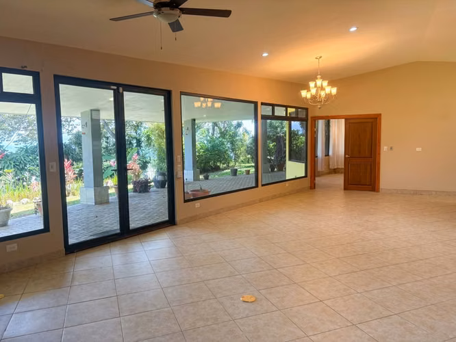 Joya de 2 Dormitorios Construida al Estilo Norteamericano en Grifo Alto ID27592 - Imagen 4