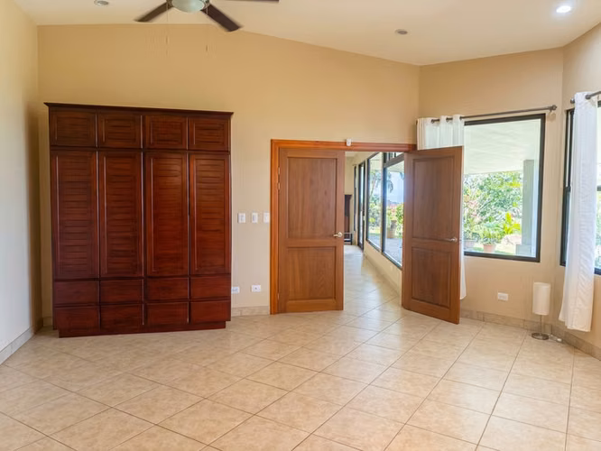 Joya de 2 Dormitorios Construida al Estilo Norteamericano en Grifo Alto ID27592 - Imagen 5
