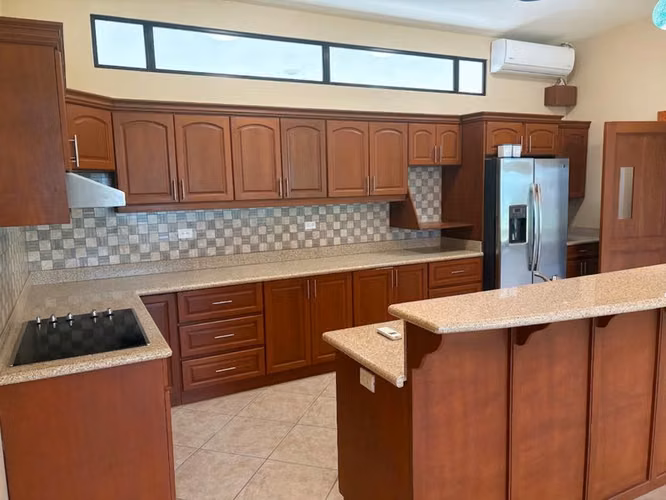 Joya de 2 Dormitorios Construida al Estilo Norteamericano en Grifo Alto ID27592 - Imagen 2