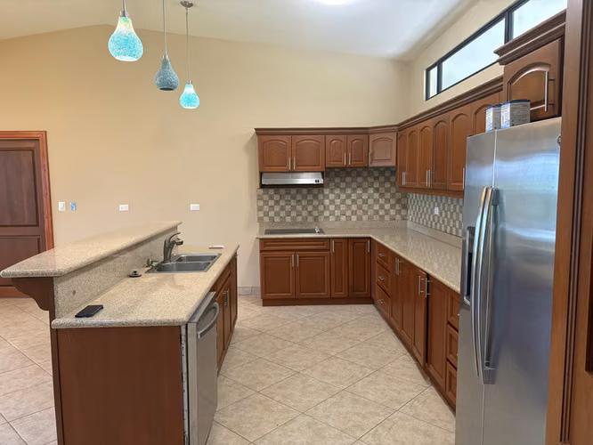 Joya de 2 Dormitorios Construida al Estilo Norteamericano en Grifo Alto ID27592 - Imagen 3