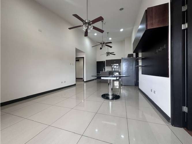 Gran Apartamento en Venta en Condominio, Santa Ana Centro - Imagen 3