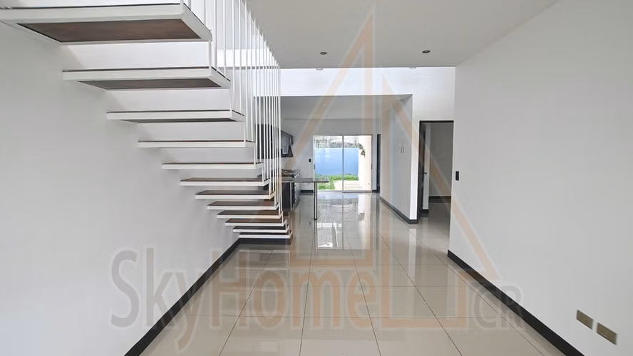 1250 / Casa / Venta / Lomas de Montes de Oca / 3 habitaciones / Mezzanine - Imagen 2