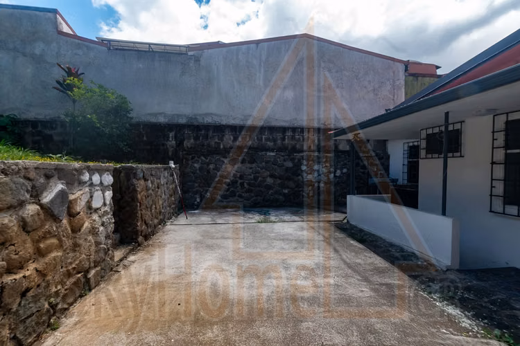 2001 / Propiedad en alquiler / Los Yoses / Esquinera / Uso de suelo mixto / Ideal para oficinas o local comercial 
