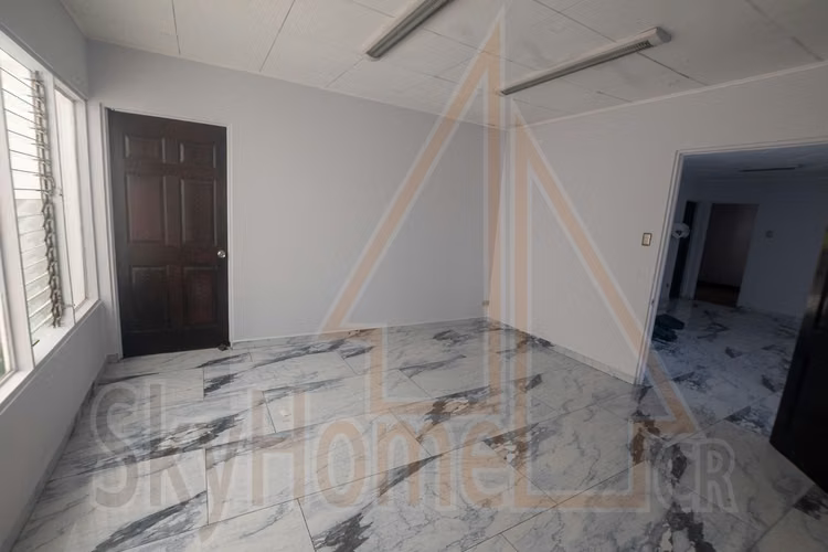 2001 / Propiedad en alquiler / Los Yoses / Esquinera / Uso de suelo mixto / Ideal para oficinas o local comercial 