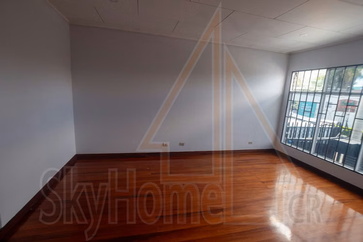 2001 / Propiedad en alquiler / Los Yoses / Esquinera / Uso de suelo mixto / Ideal para oficinas o local comercial 