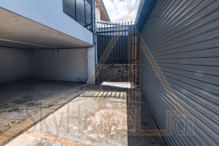 2001 / Propiedad en alquiler / Los Yoses / Esquinera / Uso de suelo mixto / Ideal para oficinas o local comercial 