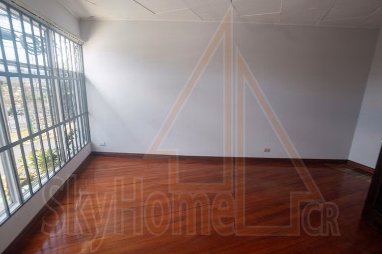 2001 / Propiedad en alquiler / Los Yoses / Esquinera / Uso de suelo mixto / Ideal para oficinas o local comercial 