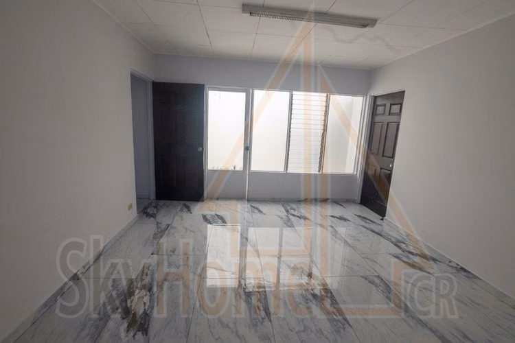 2001 / Propiedad en alquiler / Los Yoses / Esquinera / Uso de suelo mixto / Ideal para oficinas o local comercial 