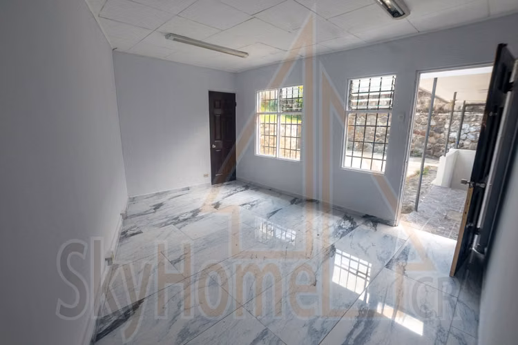 2001 / Propiedad en alquiler / Los Yoses / Esquinera / Uso de suelo mixto / Ideal para oficinas o local comercial 