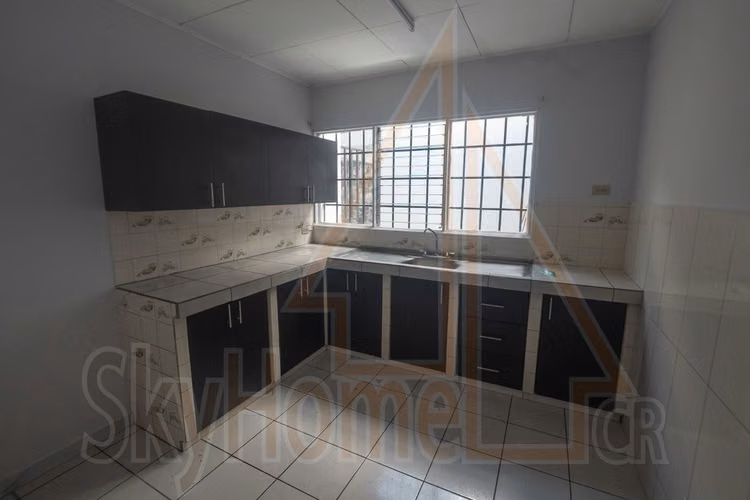 2001 / Propiedad en alquiler / Los Yoses / Esquinera / Uso de suelo mixto / Ideal para oficinas o local comercial 