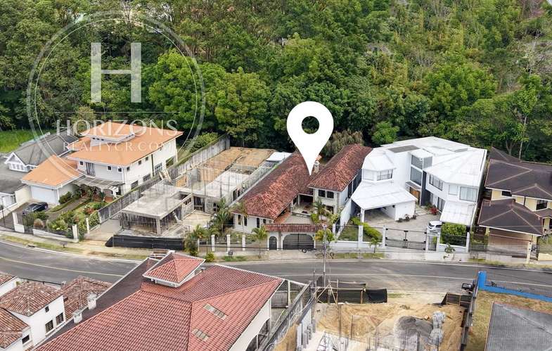 Venta Casa en Residencial Altamonte 4 Habitaciones Oficina Amplio Jardín 8 Parqueos NJA1341 - Imagen 3