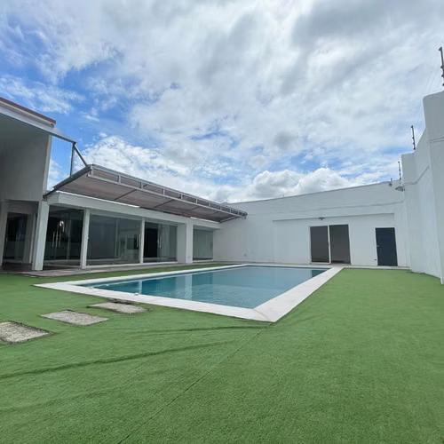 Casa + Aparta-estudio en Escazú | Alquilada en $3,500 | Lote 459m²