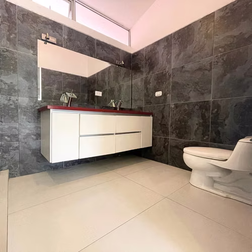 Casa + Aparta-estudio en Escazú | Alquilada en $3,500 | Lote 459m² - Imagen 7