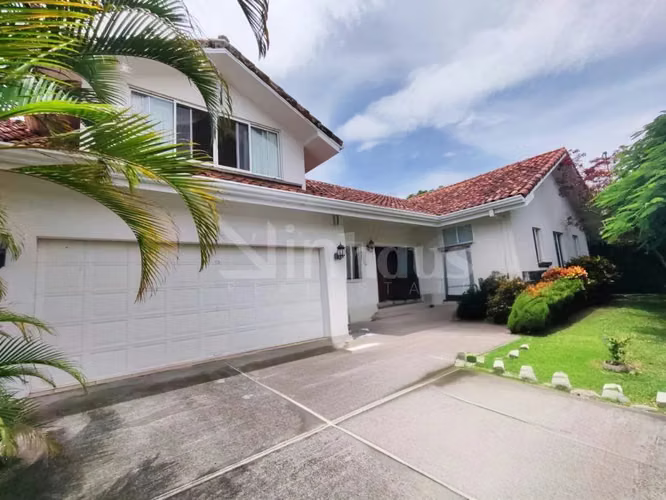 En venta casa en condominio en Piedades de Santa Ana. Dormitorio principal en primera planta.