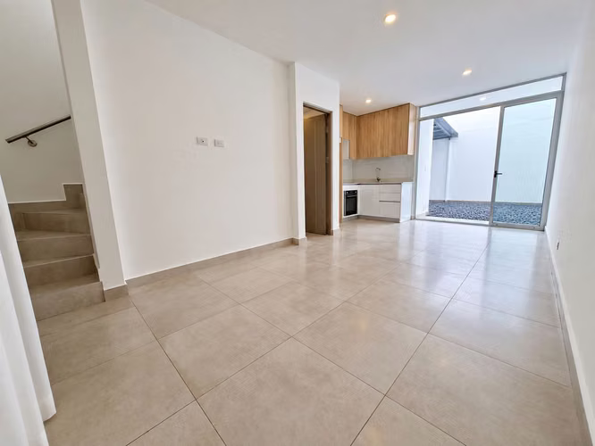 Alquiler de casa en Vistas Santa Ana | 2 hab | 1.5 baños | 2 parqueos