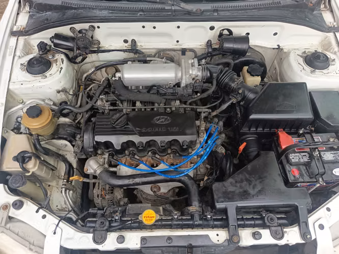  Hyundai accent  2000 en excelente estado.  A/C excelente estado  Motor  Bomba de agua  Llantas nuevas  