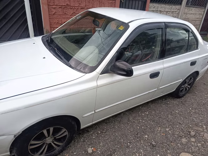  Hyundai accent  2000 en excelente estado.  A/C excelente estado  Motor  Bomba de agua  Llantas nuevas  