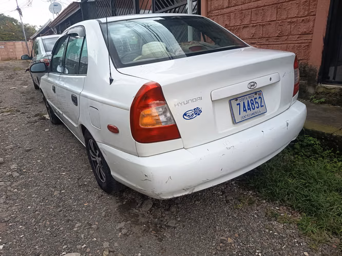  Hyundai accent  2000 en excelente estado.  A/C excelente estado  Motor  Bomba de agua  Llantas nuevas  