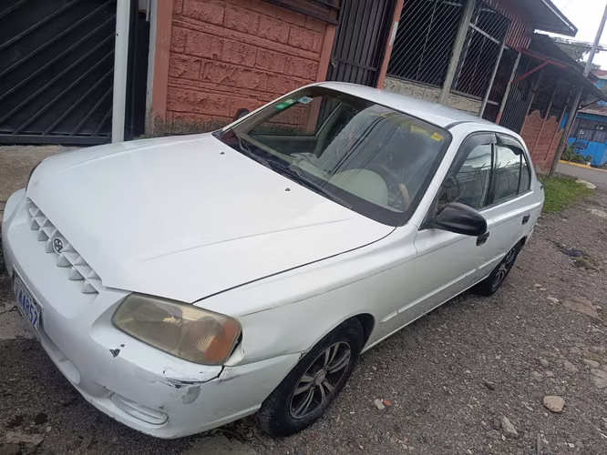  Hyundai accent  2000 en excelente estado.  A/C excelente estado  Motor  Bomba de agua  Llantas nuevas  