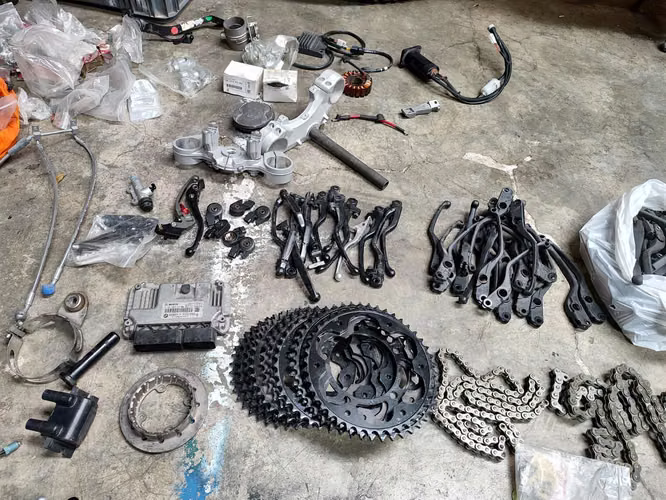 REPUESTOS Y ACCESORIOS PARA MOTOS KTM / BMW – NUEVOS Y USADOS – REMATE – ASCH