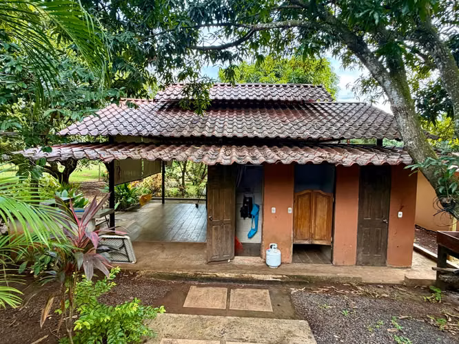 Casa de 2 cuartos con piscina, rancho y amplio terreno - A pocos minutos de la playa - Labrador, San Mateo, Alajuela - Imagen 2