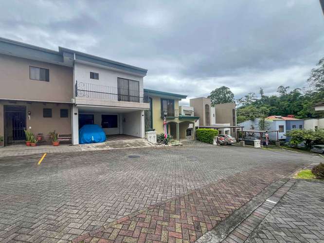 Venta de casa en condominio moderno y con finos acabados