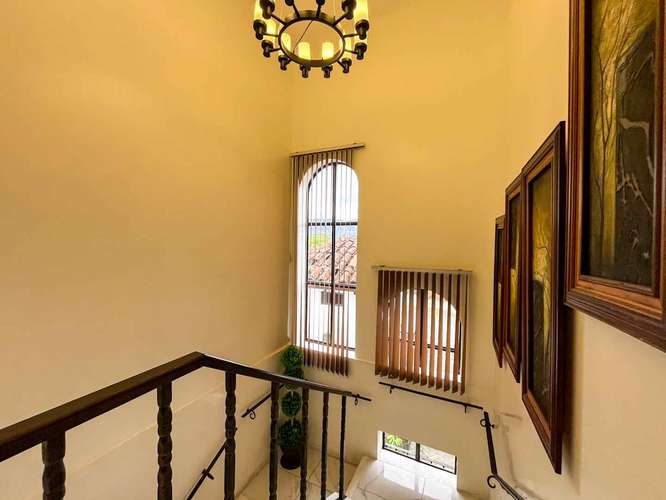 Venta de casa en condominio moderno y con finos acabados
