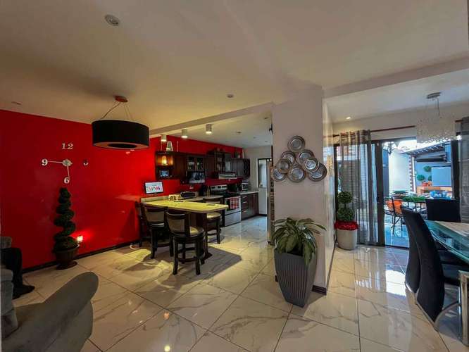 Venta de casa en condominio moderno y con finos acabados