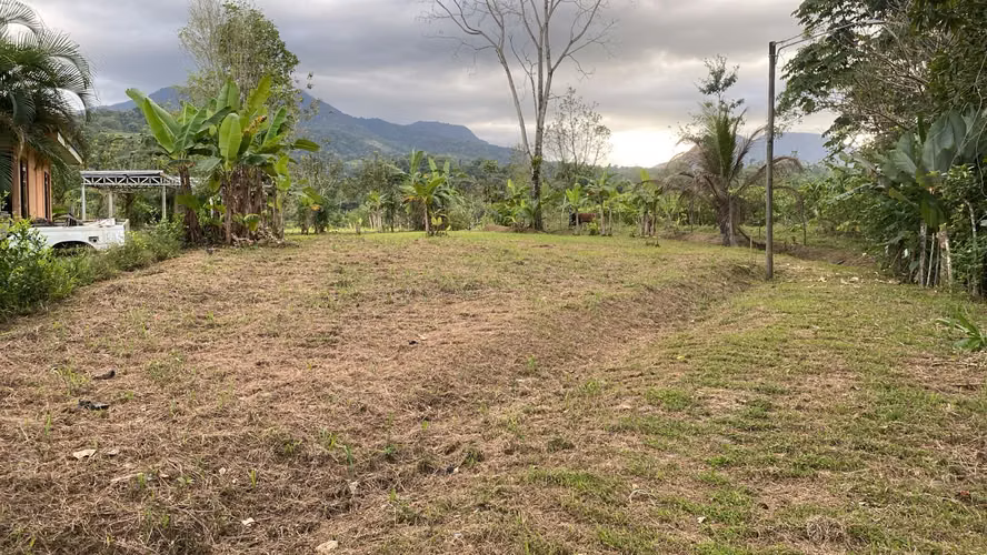 Lote de 1000 m² con vista al volcán Arenal en peñas blancas - Imagen 3