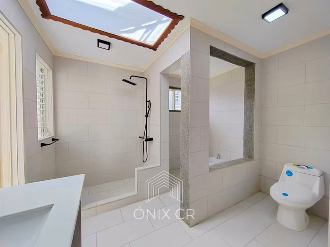 En Alquiler Casa De Un Piso En Pinares De Curridabat Con 5 Habitaciones + Oficina y Jardín - Imagen 6