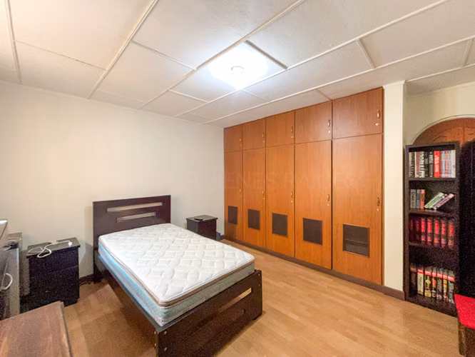 Casa amplia con terraza, jardín privado y 4 parqueos | San Vicente de Moravia - Imagen 10