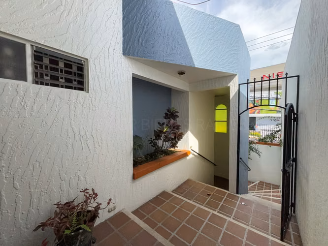 Casa amplia con terraza, jardín privado y 4 parqueos | San Vicente de Moravia - Imagen 13