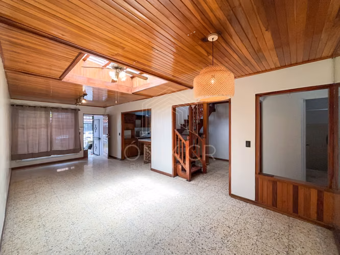 Alquiler Casa en Uruca San José | con Habitación en Primer Nivel + Jacuzzi