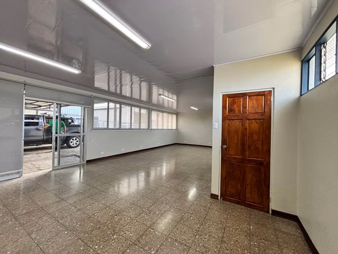 ALQUILER DE BODEGA CON OFICINAS EN LA URUCA