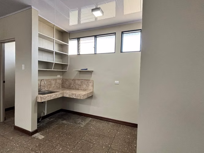 ALQUILER DE BODEGA CON OFICINAS EN LA URUCA