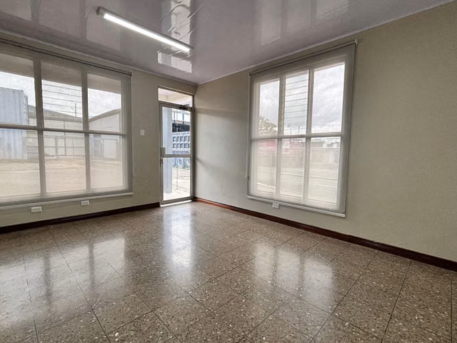 ALQUILER DE BODEGA CON OFICINAS EN LA URUCA