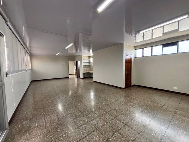 ALQUILER DE BODEGA CON OFICINAS EN LA URUCA