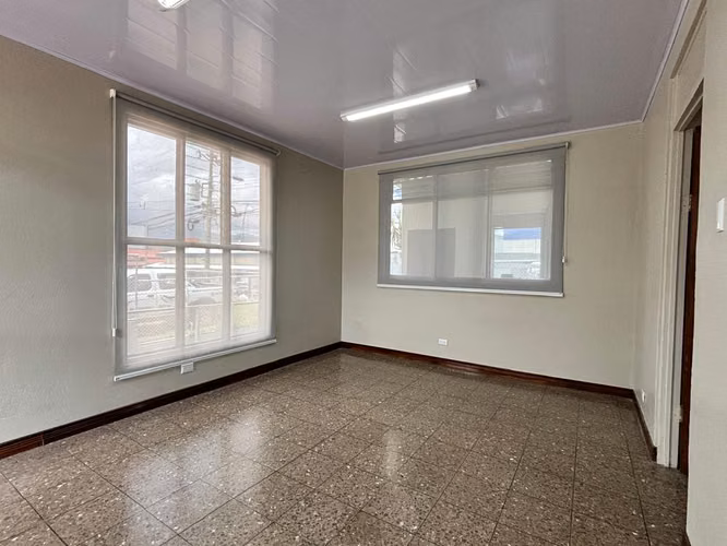 ALQUILER DE BODEGA CON OFICINAS EN LA URUCA