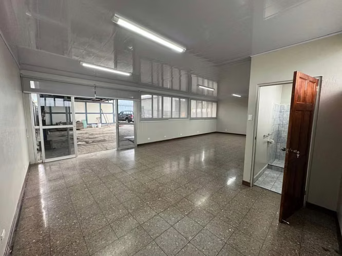 ALQUILER DE BODEGA CON OFICINAS EN LA URUCA