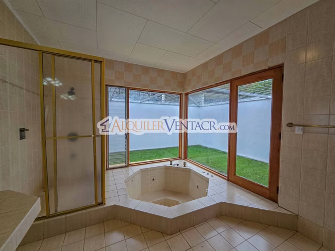 CASA DE UN NIVEL DE 900 M2 Y 3.500 M2 DE LOTE CON VISTAS EN ESCAZU