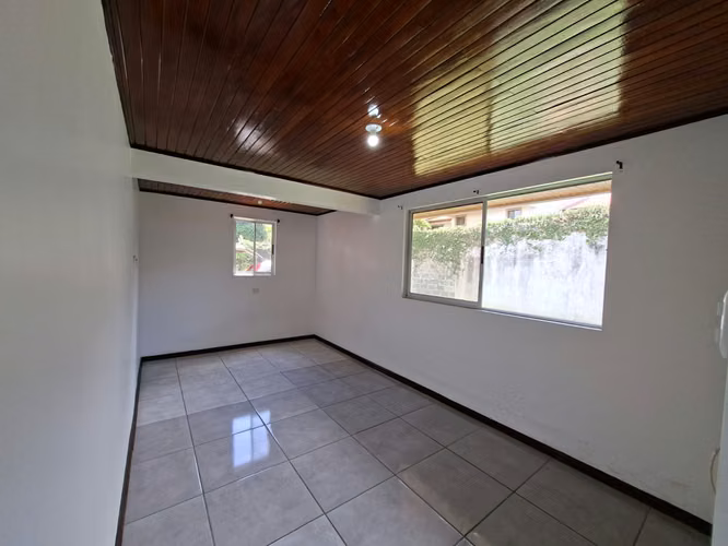 Venta de Casa Independiente una sola planta con amplio jardín en Santa Ana - Imagen 16